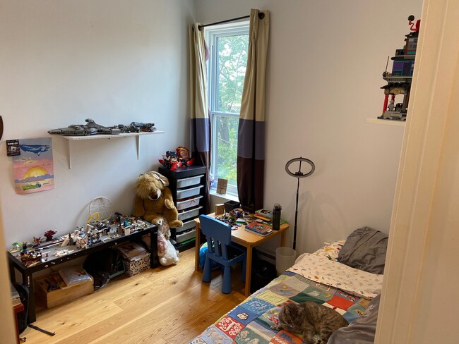 Building Photo - 604 Rue Charon
