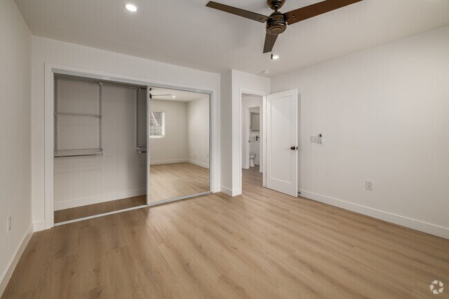 2 habitaciones, 1 baño - Dormitorio principal - 1230 E. 1st St.