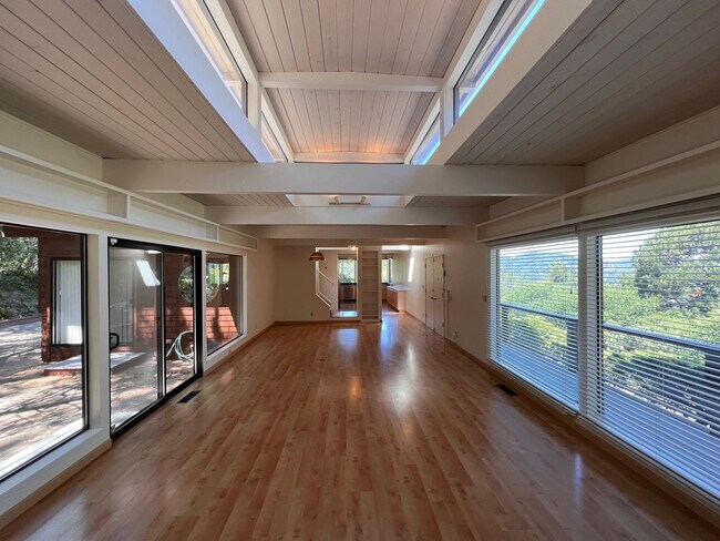Foto del edificio - DELIGHTFUL FOUR BEDROOM TWO AND HALF BATH ...