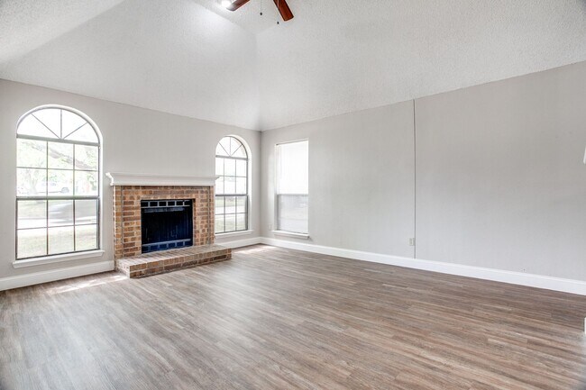 Building Photo - Stunning 3BD/2BA Arlington Home