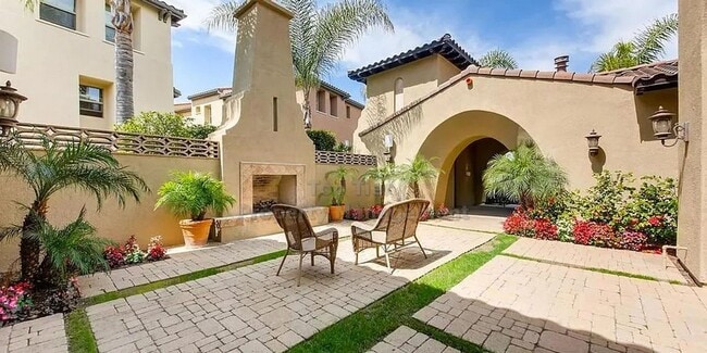 Building Photo - Charming 3-Level Townhome in Coronado Ranch
