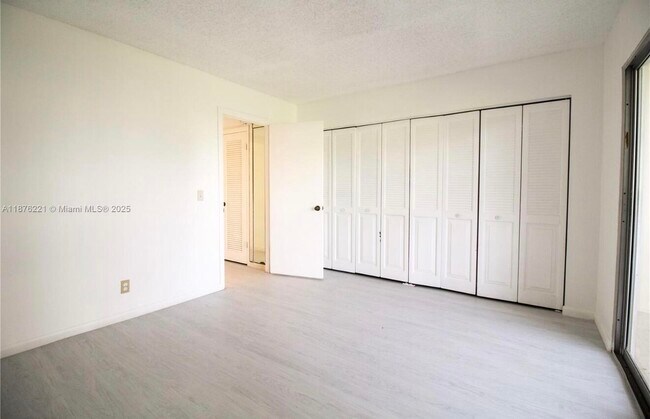 Foto del edificio - 319 Newport V