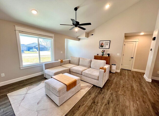 Foto del edificio - Modern Single-Family Home in Scenic Meadows Neighborhood