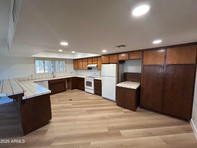 Building Photo - 985 E Campina Ln