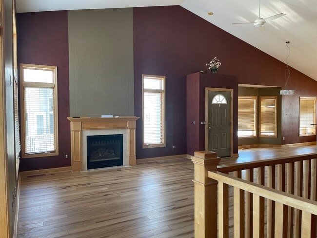 Building Photo - Beautiful 3-Bed 3-Bath Townhouse in Shoreview!