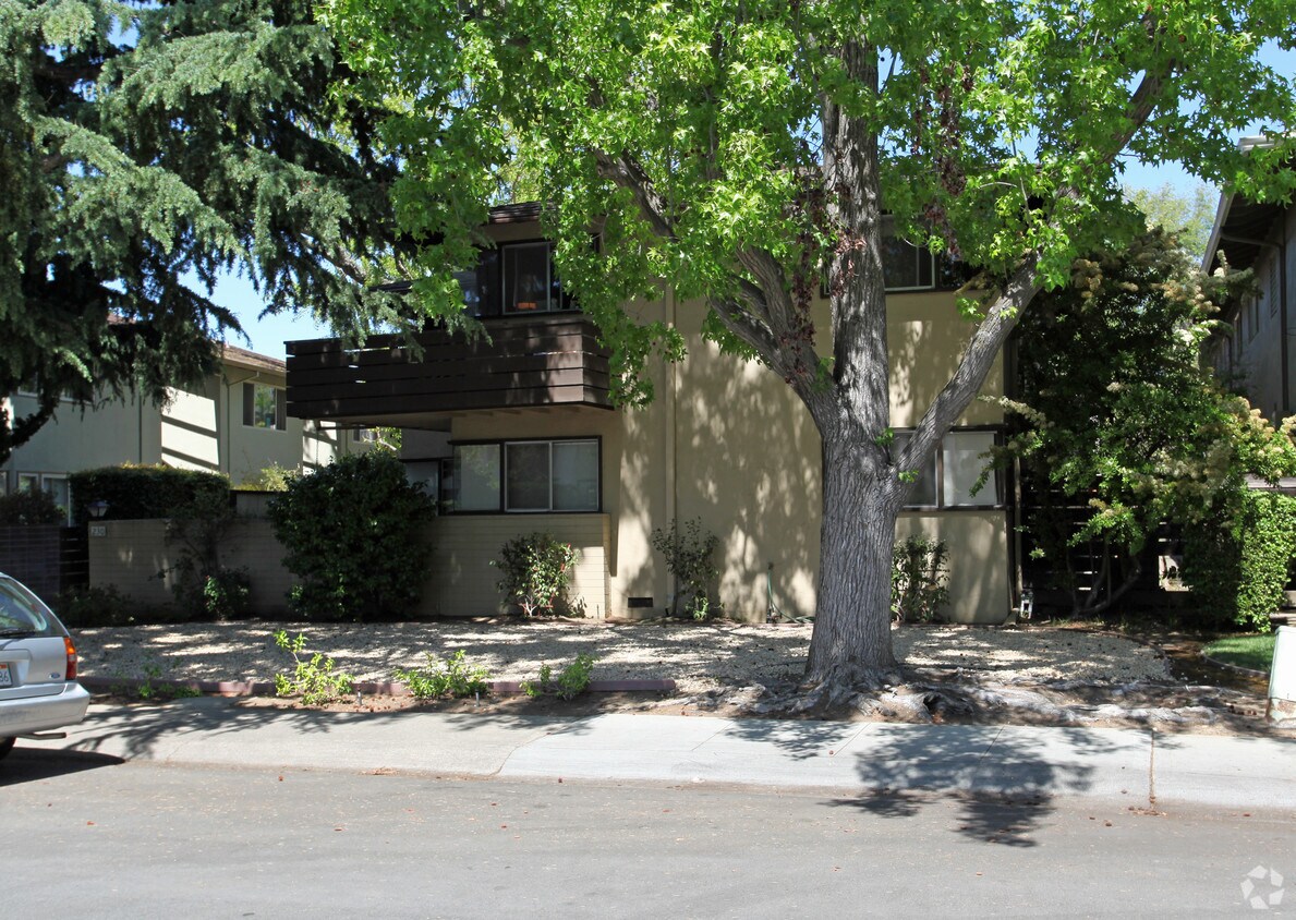 Building Photo - 230 Waverley St