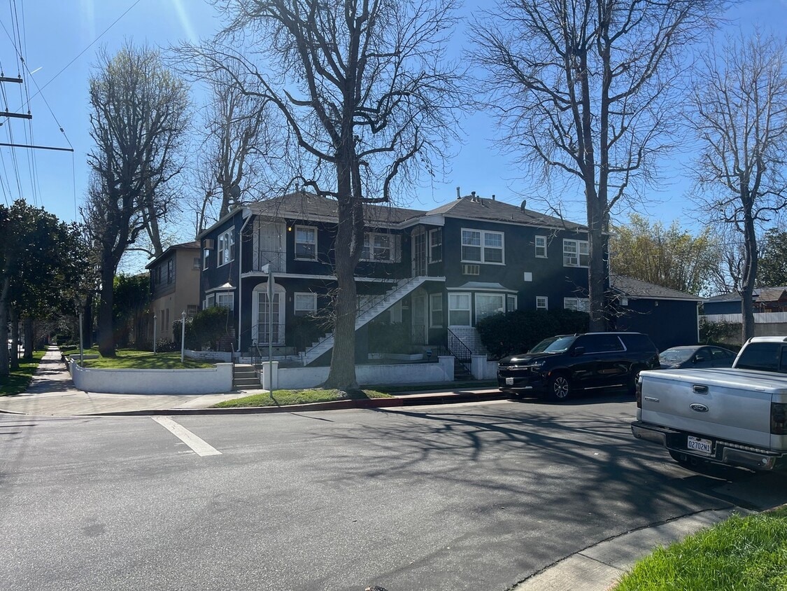 Primary Photo - 5057 Cahuenga Blvd