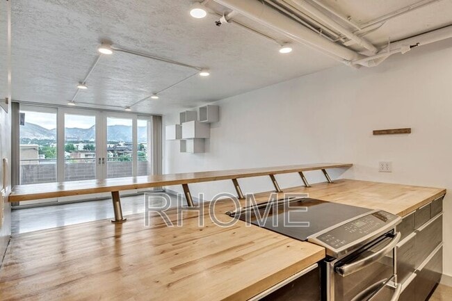 Building Photo - 230 E Broadway