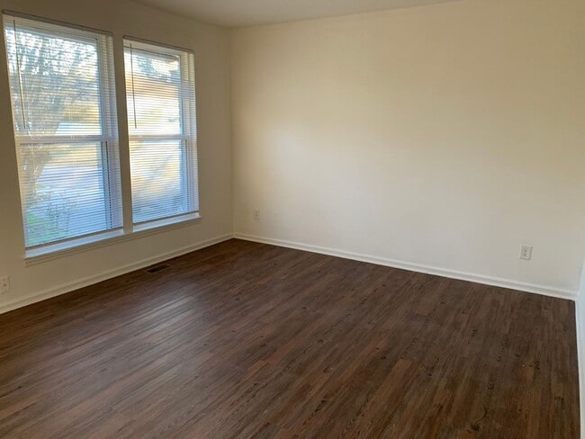 Foto del edificio - 3 bedroom & office -2 baths -2 car carport - washer/dryer hook ups - Den and formal living room- ...