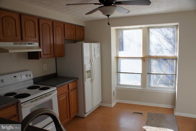 Building Photo - 527 Oakmont Ct