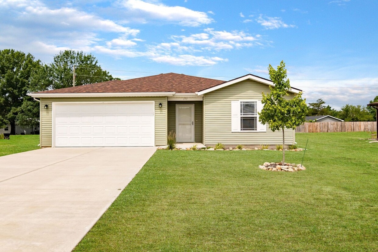 3 bedroom 2 bath 2 Car Garage with fenced yard for rent, Hollister, MO - 3 bedroom 2 bath 2 Car Garage with fenced yard  for rent, Hollister, MO