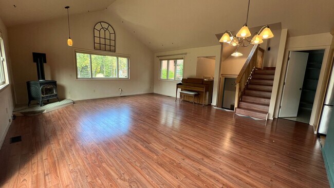 Building Photo - A Kincaid Park Gem!  3 beds, 2.5 bath w/ a...