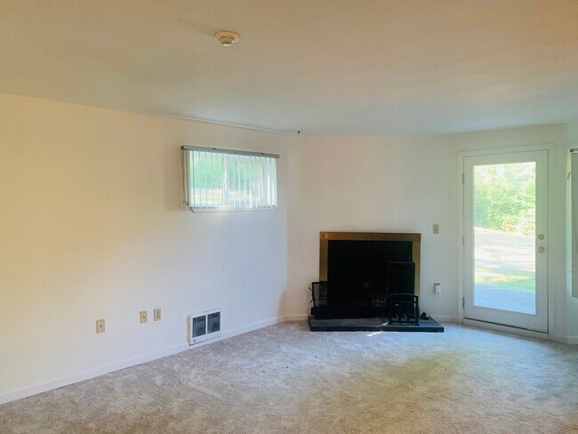 Building Photo - 10822 E Riverside Dr