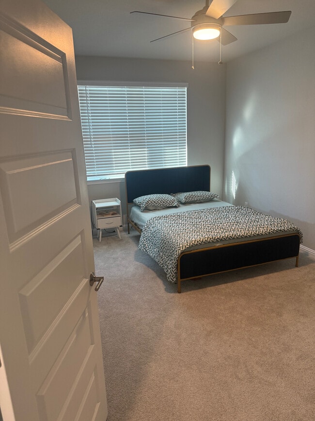 Foto del edificio - Room in House on Hamadryas Dr