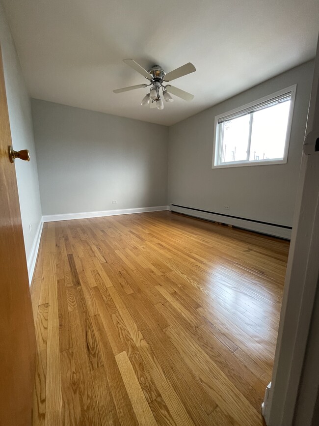 Bedroom - 5429 N Artesian Ave