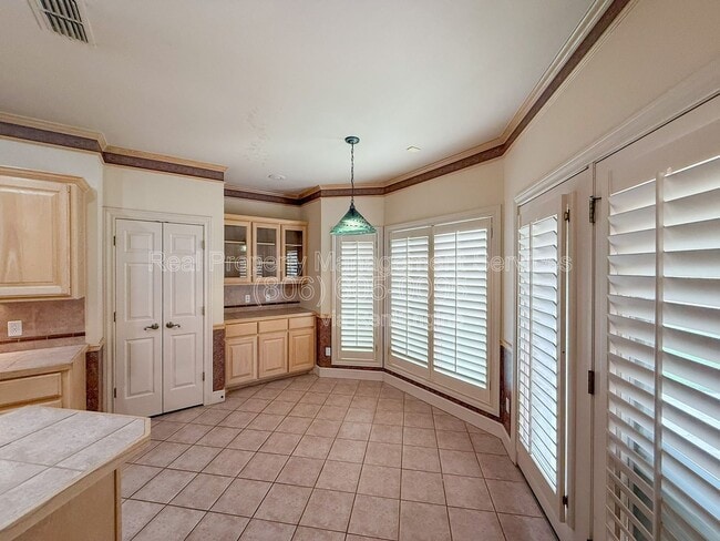 Building Photo - 2707 Regis St