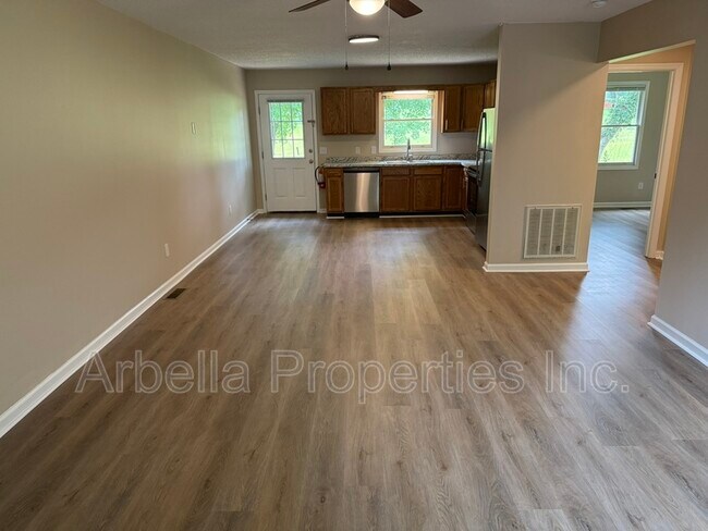 Foto del edificio - 117 Rowe Ln