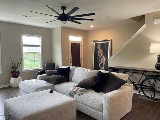 Foto del edificio - Luxury New Construction Townhome in Lime Spring Village 3 Bedroom 2.5 Bathroom