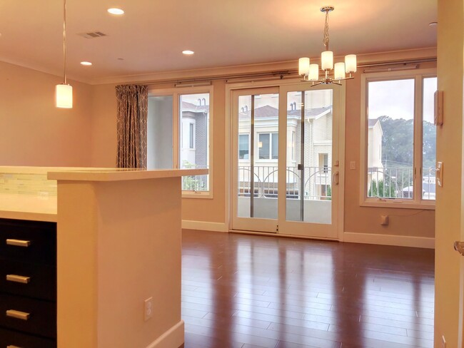 Building Photo - Beautiful 3 Bed, 2 Bath Bi-Level Condo @ S...