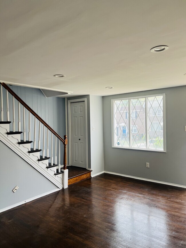 Sala de estar - 130 Spring Valley Rd