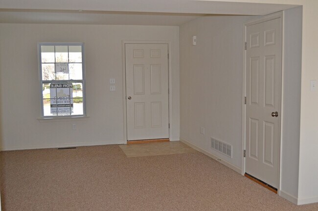 Foto del edificio - Fantastic Townhome - Pet Friendly (1 pet) with garage and NO MOWING!