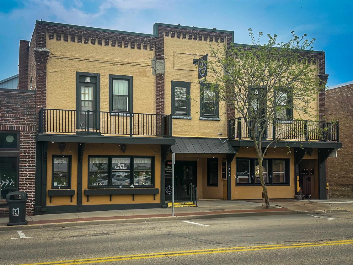 Primary Photo - 209 E Main St