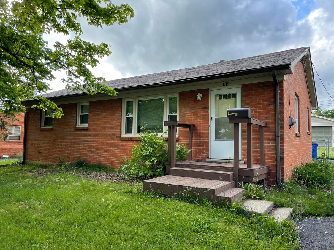 Primary Photo - 139 Chantilly St