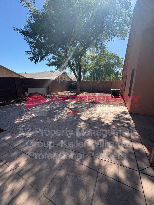 Foto del edificio - 15745 W Latham St
