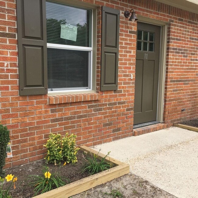 Building Photo - Garden Manor