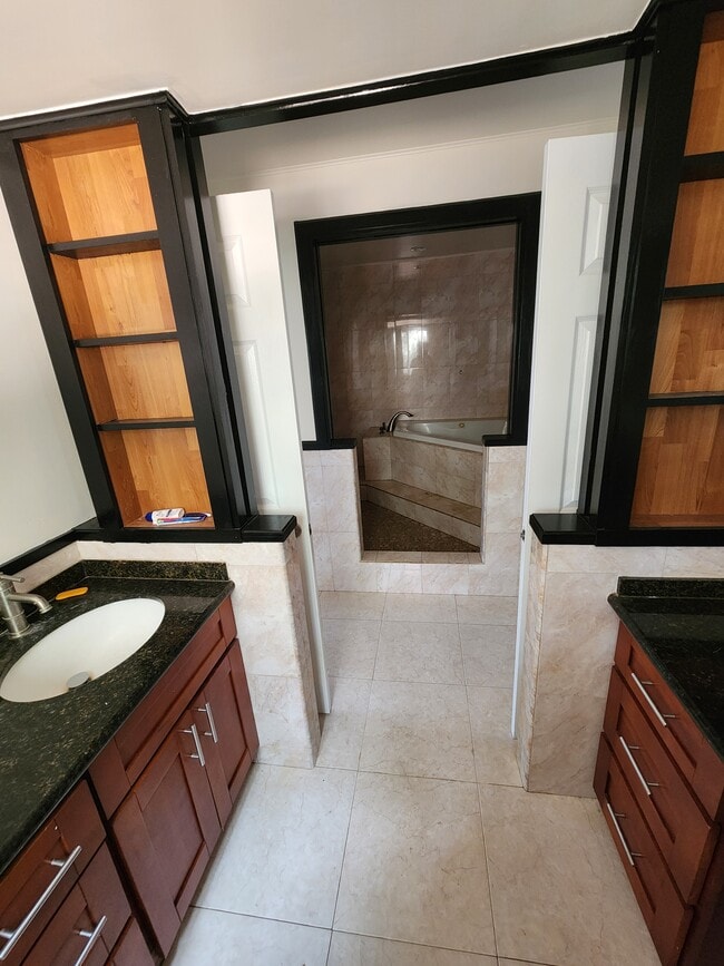 Building Photo - 306 Ekoa Pl