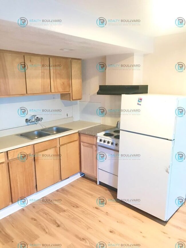 Building Photo - 203 W 10th St