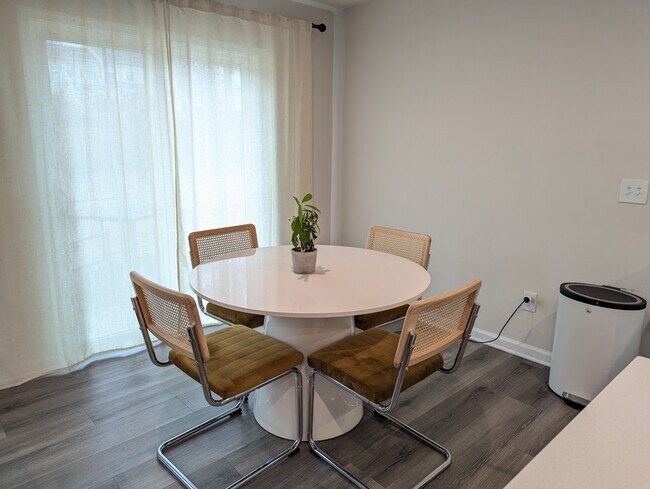 Building Photo - 916 Throckmorton Ct