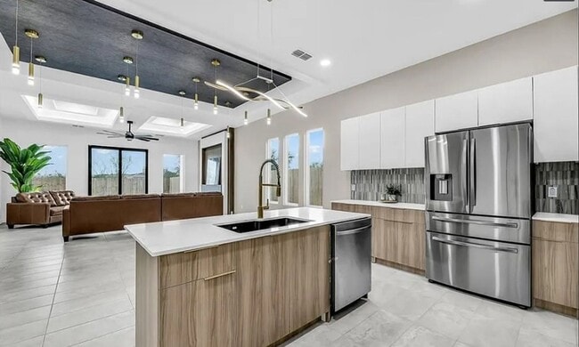Building Photo - Luxury Living in Hyde Park – Edinburg/McAl...