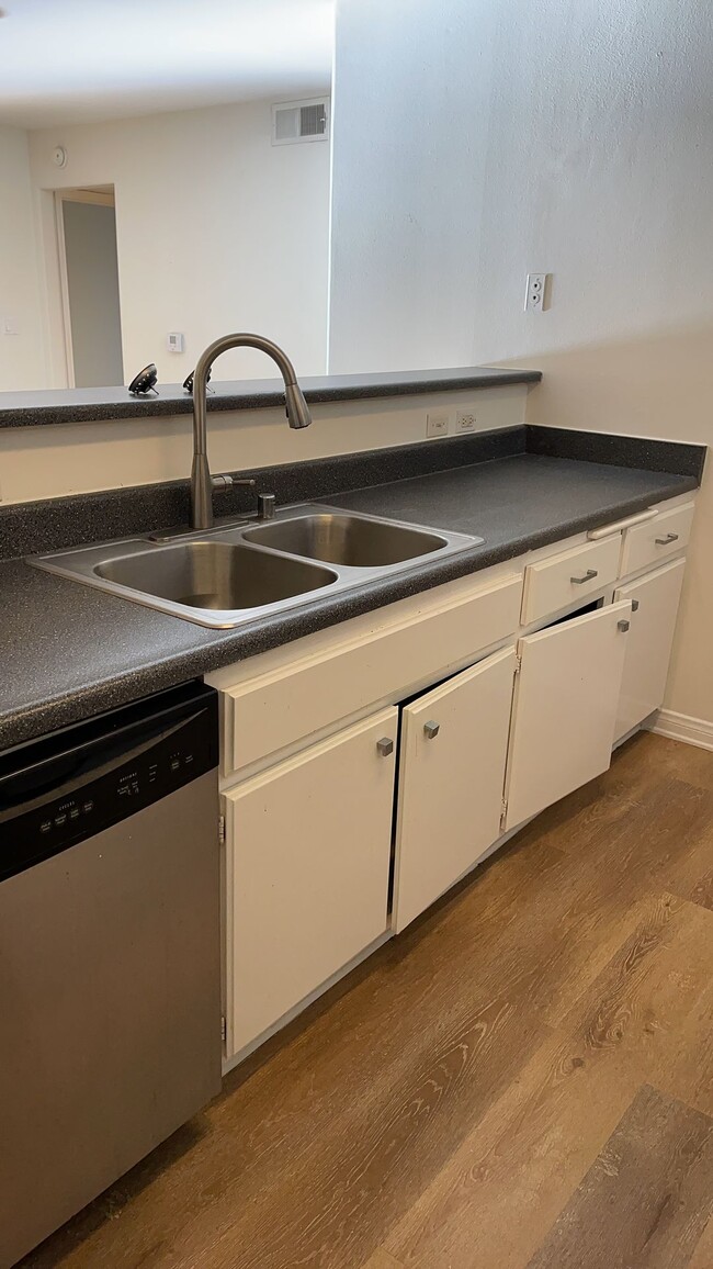 Building Photo - Bentley Apartments