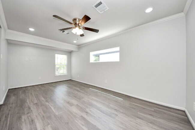 Building Photo - 5003 Enyart St