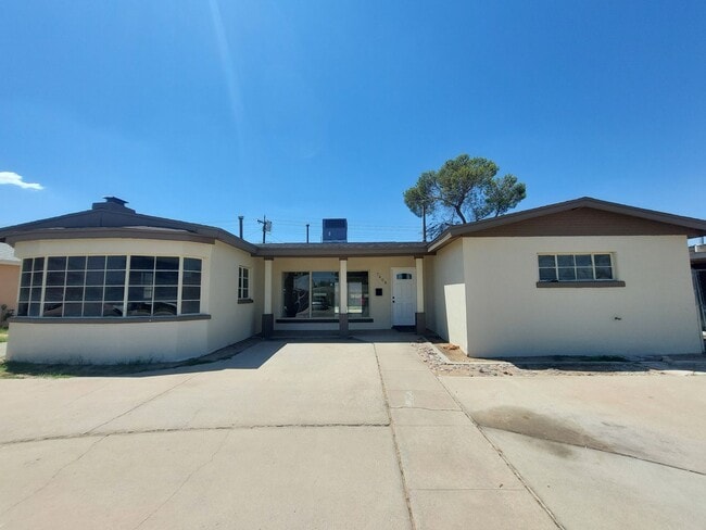 Building Photo - 3 bedroom 2 bathroom beautiful rental ! Av...