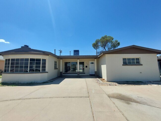 Foto del edificio - 3 bedroom 2 bathroom beautiful rental ! Av...