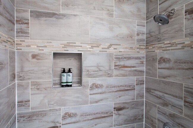 Foto del edificio - 1346 D Street Northeast, Unit Upper