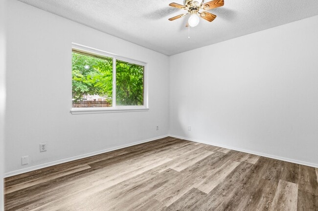 Building Photo - Updated 1 Bedroom/Bathroom Apartment!