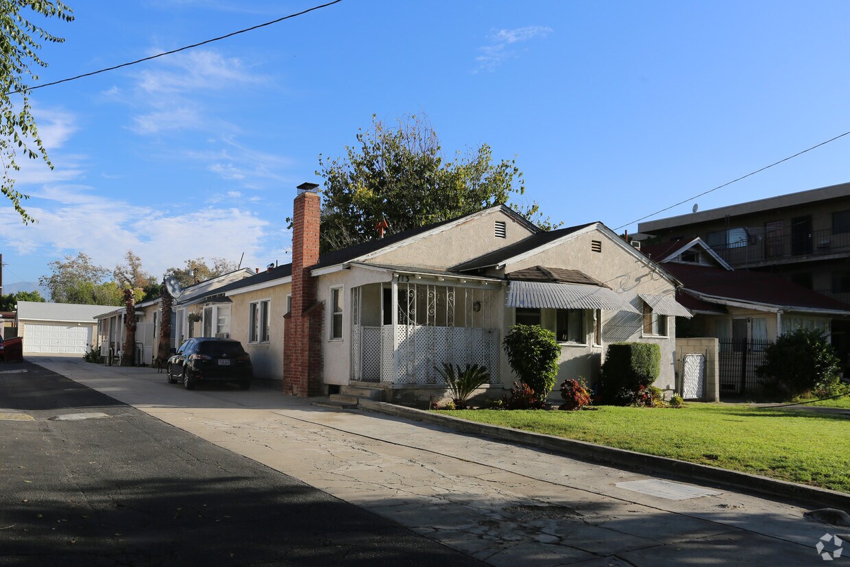 Primary Photo - 713 E Windsor Rd