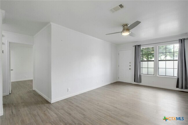 Building Photo - 2215 Post Rd