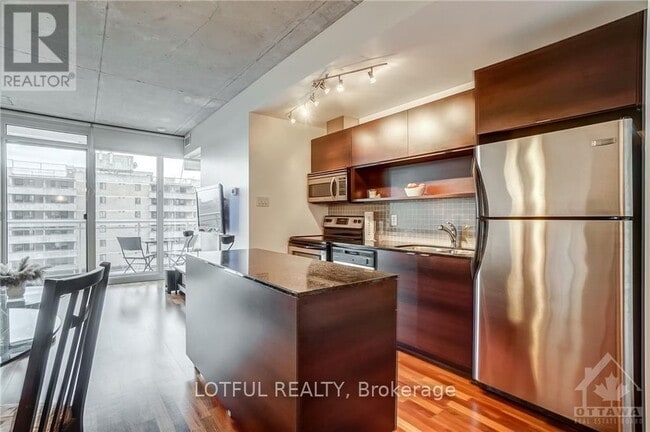 Building Photo - 324-1324 Laurier Ave W