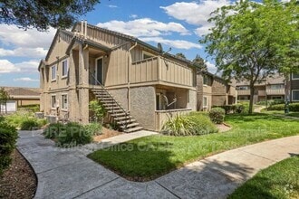 Building Photo - 1127 Lakeview Cir