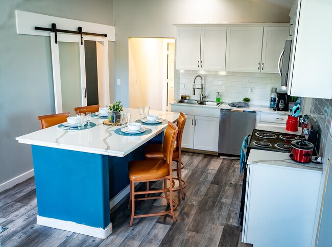 Cocina con vistas a la habitación trasera. - 2261 Marlboro Dr