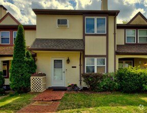 Building Photo - 703 Walnut Ridge Dr