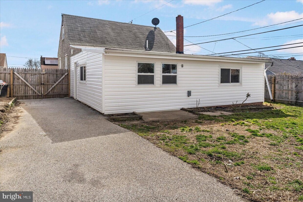 Primary Photo - 6800 Roberts Ave