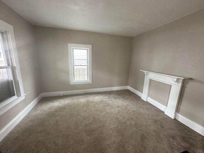 Building Photo - 3 Bedroom | 1 Bathroom | $1,600