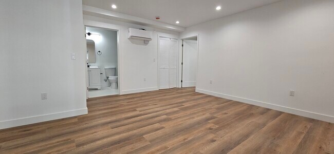 Foto del edificio - 10435 Ashton Ave