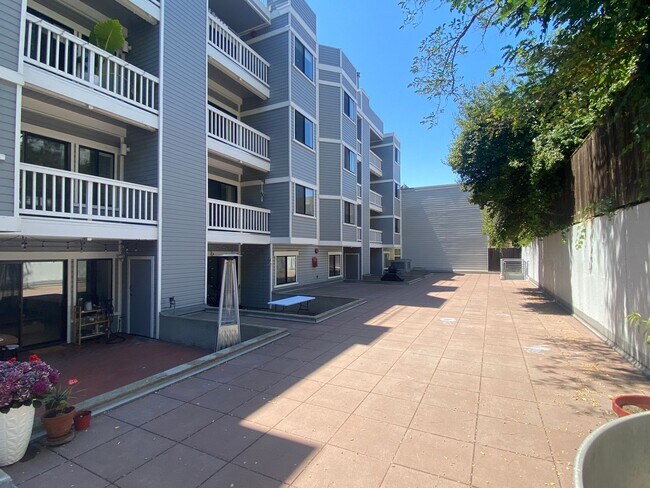 Building Photo - EPIC REA - Heart of Nob Hill Furnished 2 b...
