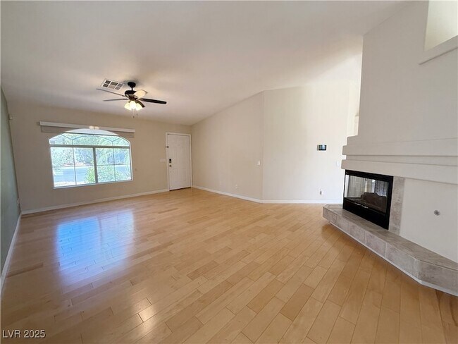 Foto del edificio - 3744 Crescent Canyon St